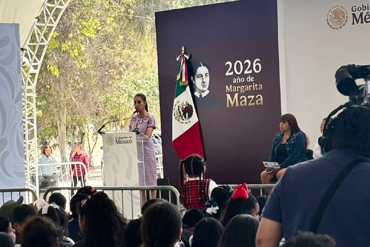 Entrega Sheinbaum tarjetas de la Beca Rita Cetina en Tijuana; apoyo es de 2 mil 500 pesos bimestrales