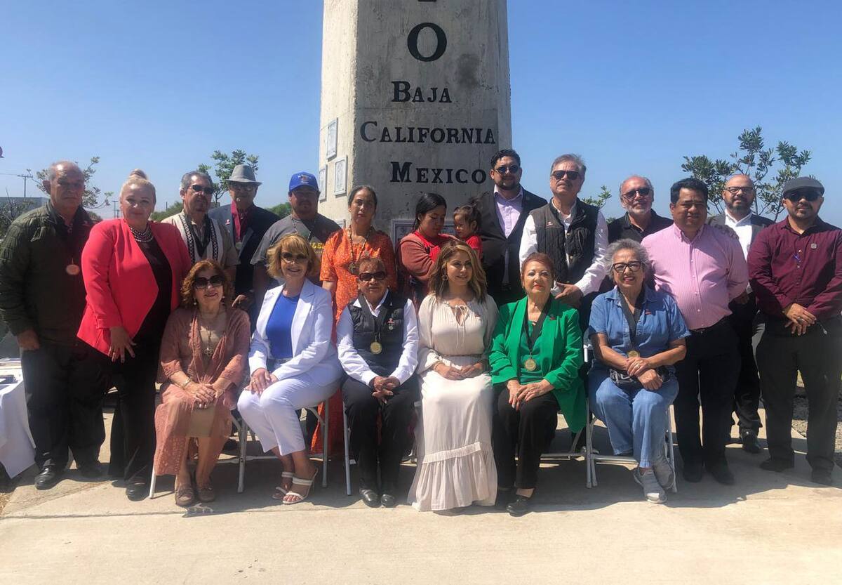 integrantes del Comité Pro Municipio colocaron una ofrenda floral.