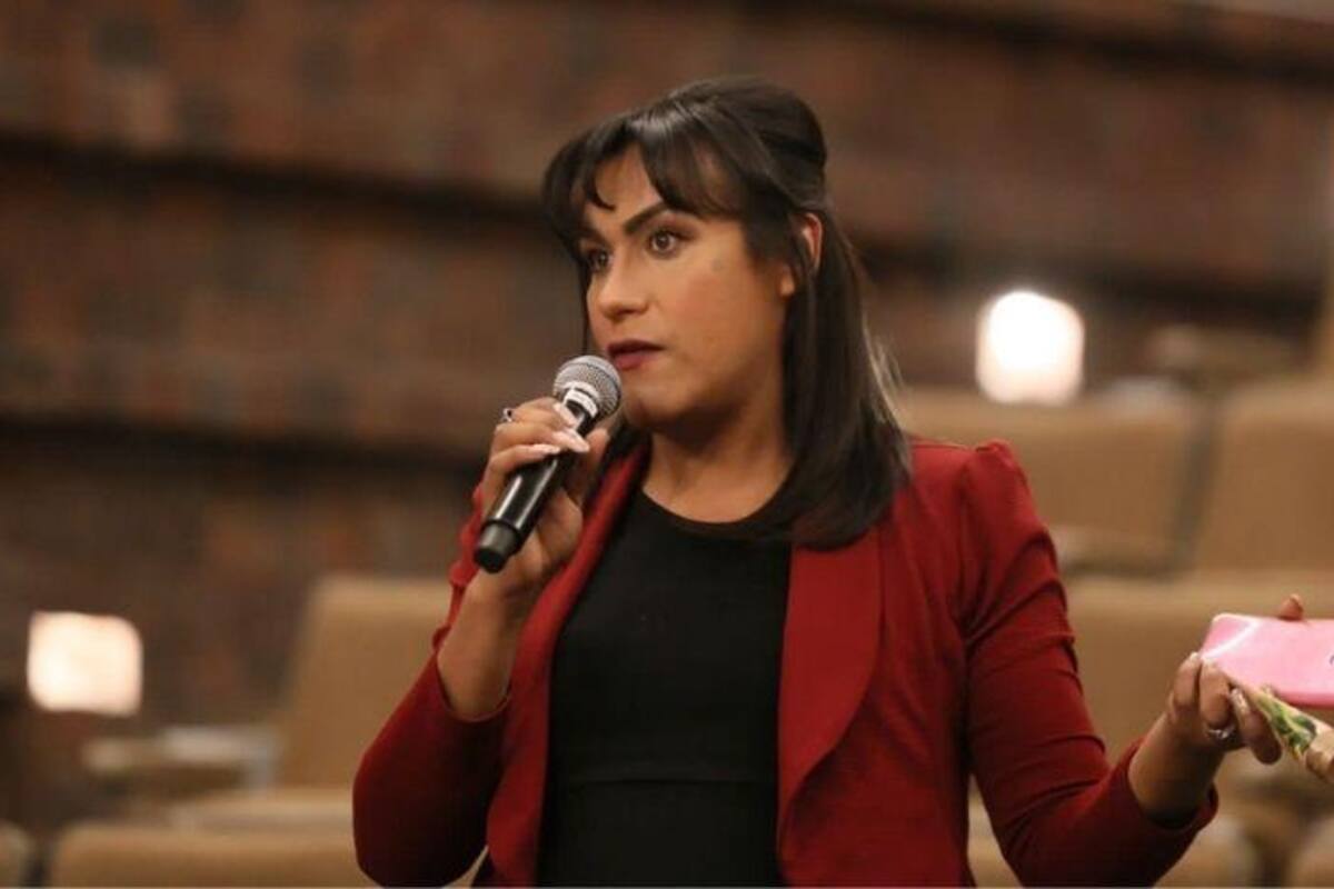 Diputada fuma mariguana frente a Cámara de Diputados
