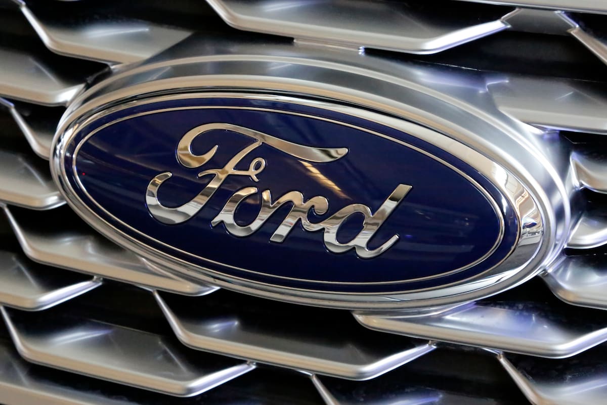 ARCHIVO - Esta foto del 15 de febrero del 2018 muestra el logo de un Ford en la Feria de Autos de Pittsburgh.  Ford retiró más de 268.000 autos en Norteamérica para reparar puertas que pudieran abrirse inesperadamente o no cerrar. (AP Foto/Gene J. Puskar)