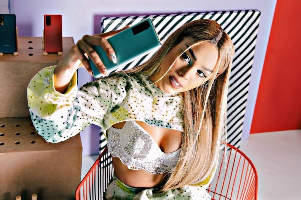 Danna Paola presume a sus fans que es mamá