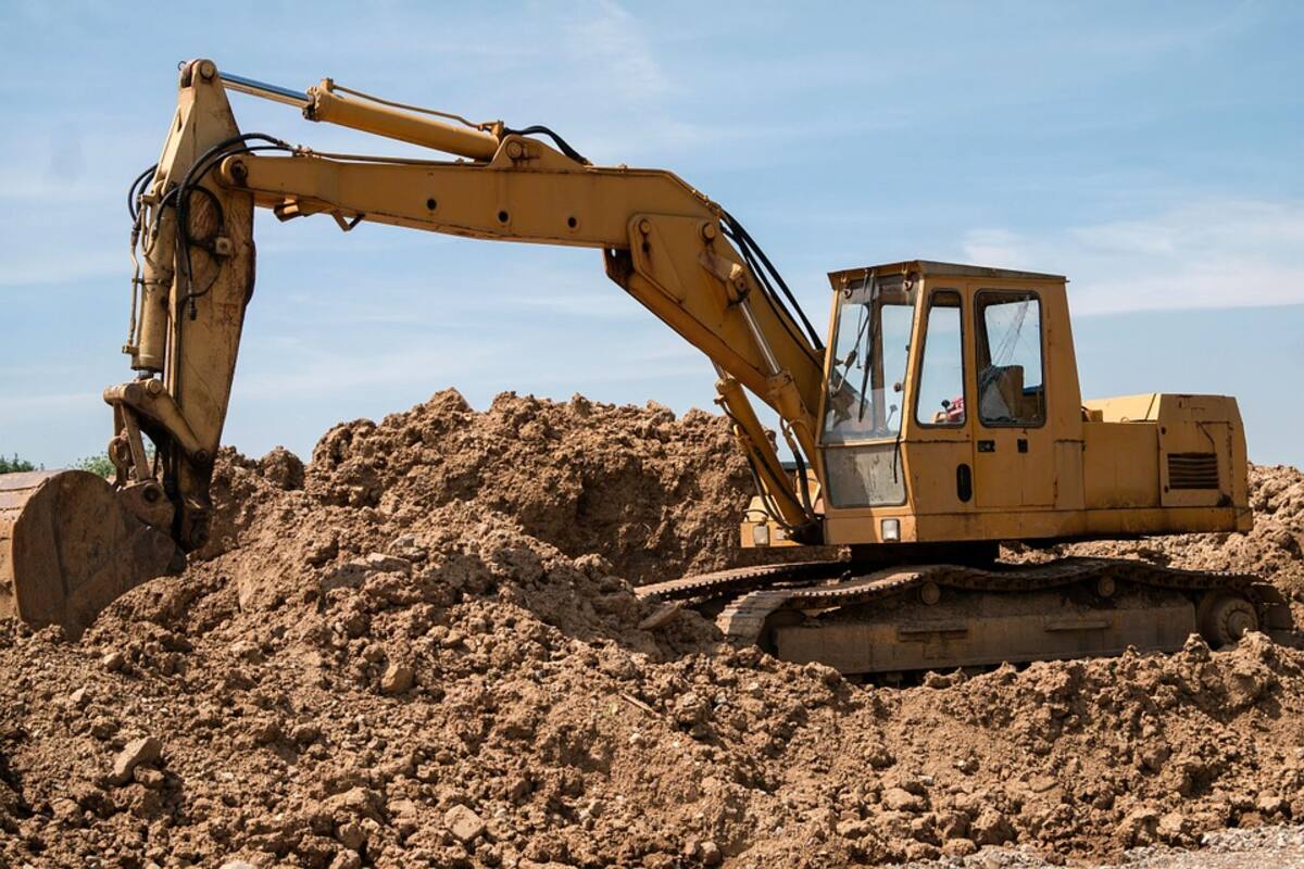 Empleado destruye con una excavadora el carro de su jefe y un camión
