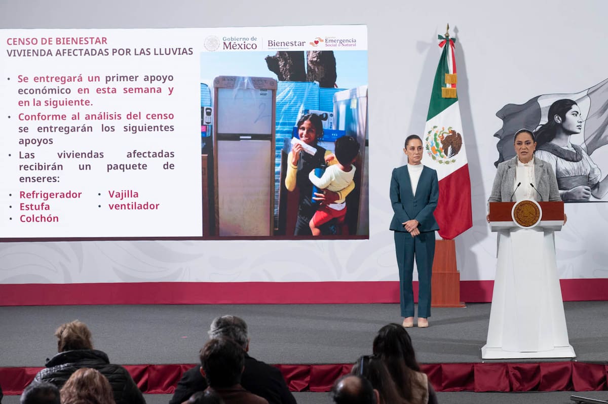Cuauhtémoc, Ciudad de México. 13 de octubre 2025. La presidenta constitucional de los Estados Unidos Mexicanos, la Doctora Claudia Sheinbaum Pardo en conferencia de prensa matutina en el salón de la Tesorería de Palacio Nacional. La acompaña: Ariadna Montiel, secretaria de Bienestar. |Foto: Saúl López Escorcia/Presidencia