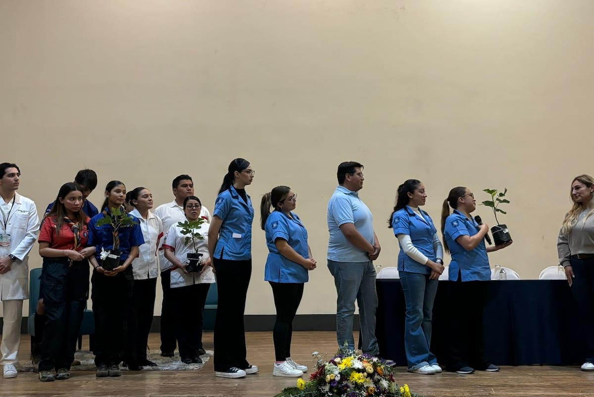 Futuros médicos de la UABC y Universidad Xochicalco, paramédicos de la Cruz Roja Tijuana y miembros del movimiento scout participaron en una ceremonia donde recibieron y entregaron una planta, representando el espíritu de Jennifer sembrado en cada una de las vidas que tocó.