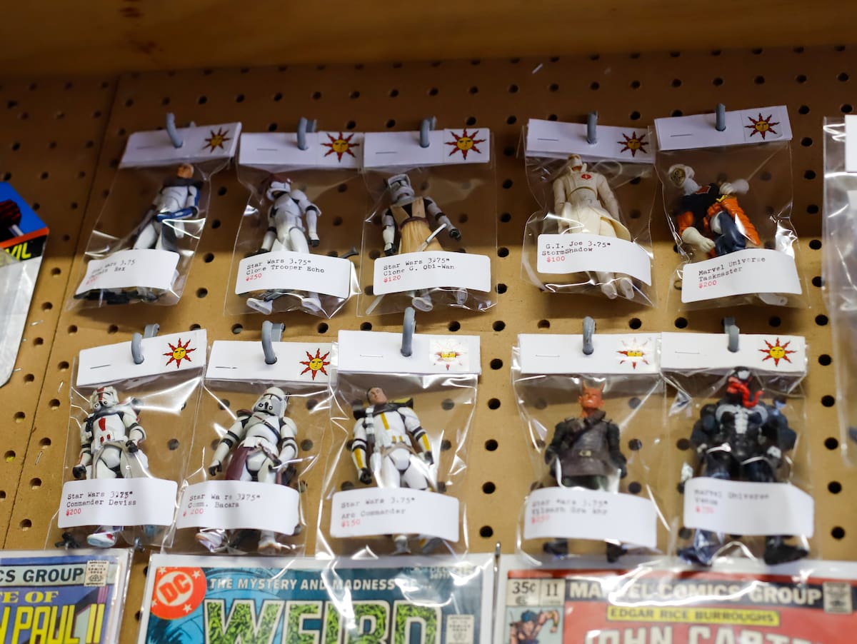 Tres amigos y coleccionistas decidieron convertir su pasión en un espacio abierto para todos; Astora no solo vende comic y figuras, también defiende el derecho a disfrutar lo que amas sin miedo a lo que dirán. Fotos Juan Morales