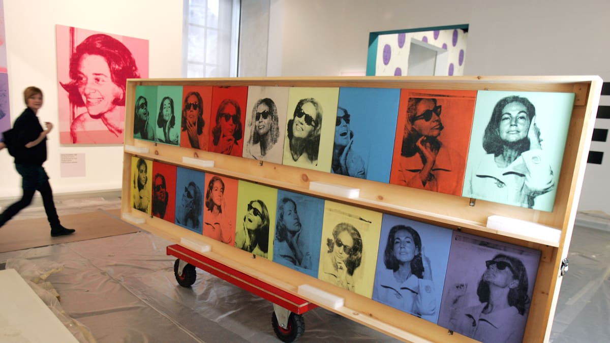 Un padre y su hija engañaron al mercado del arte en Nueva York al vender durante años más de 200 obras falsas atribuidas a Warhol y Banksy, logrando ganancias millonarias hasta que casas de subastas y expertos detectaron irregularidades y el caso llegó a la justicia federal