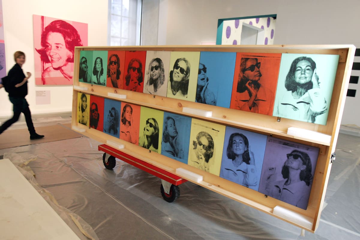 Un padre y su hija engañaron al mercado del arte en Nueva York al vender durante años más de 200 obras falsas atribuidas a Warhol y Banksy, logrando ganancias millonarias hasta que casas de subastas y expertos detectaron irregularidades y el caso llegó a la justicia federal