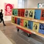 Un padre y su hija engañaron al mercado del arte en Nueva York al vender durante años más de 200 obras falsas atribuidas a Warhol y Banksy, logrando ganancias millonarias hasta que casas de subastas y expertos detectaron irregularidades y el caso llegó a la justicia federal