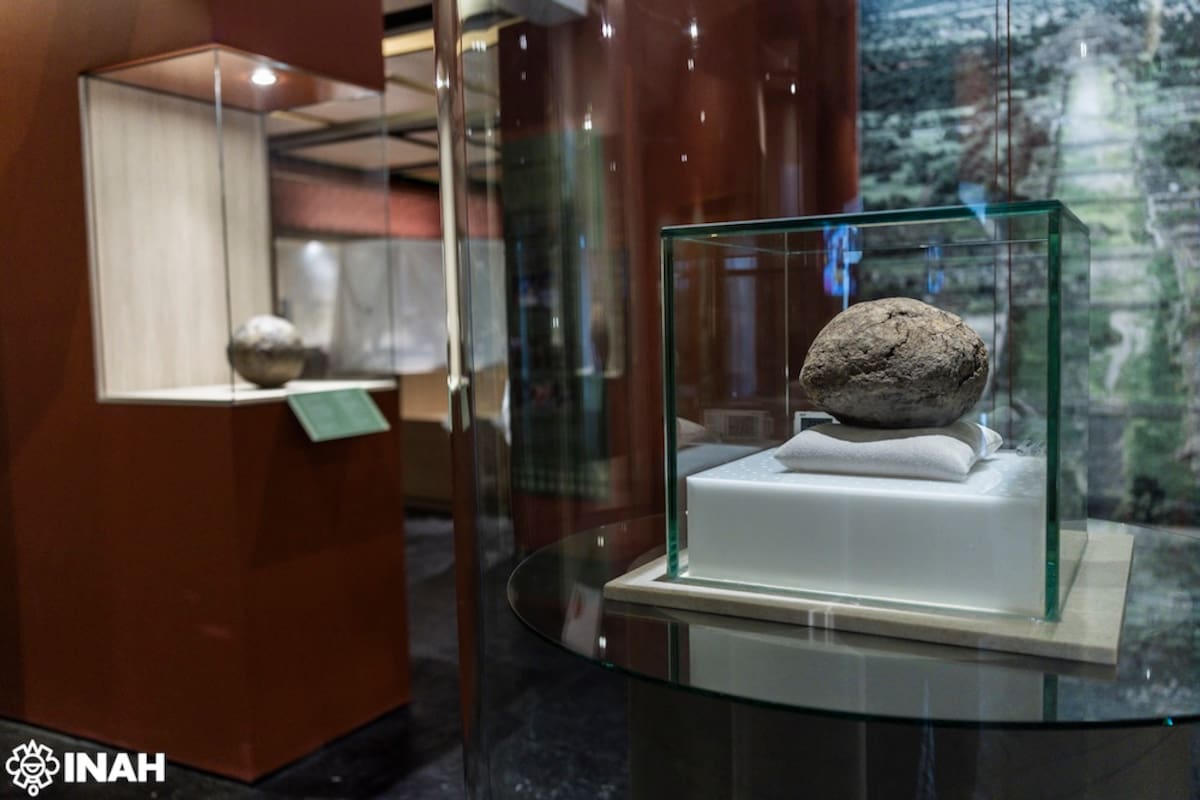 De acuerdo con las investigaciones del INAH, la pelota de hule data de entre los años 1700 y 1500 a.C., lo que le confiere una edad superior a los 3,600 años. | INAH