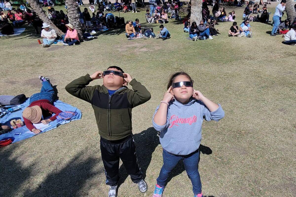 Decenas de mexicalenses en espera de ver eclipse en el Bosque