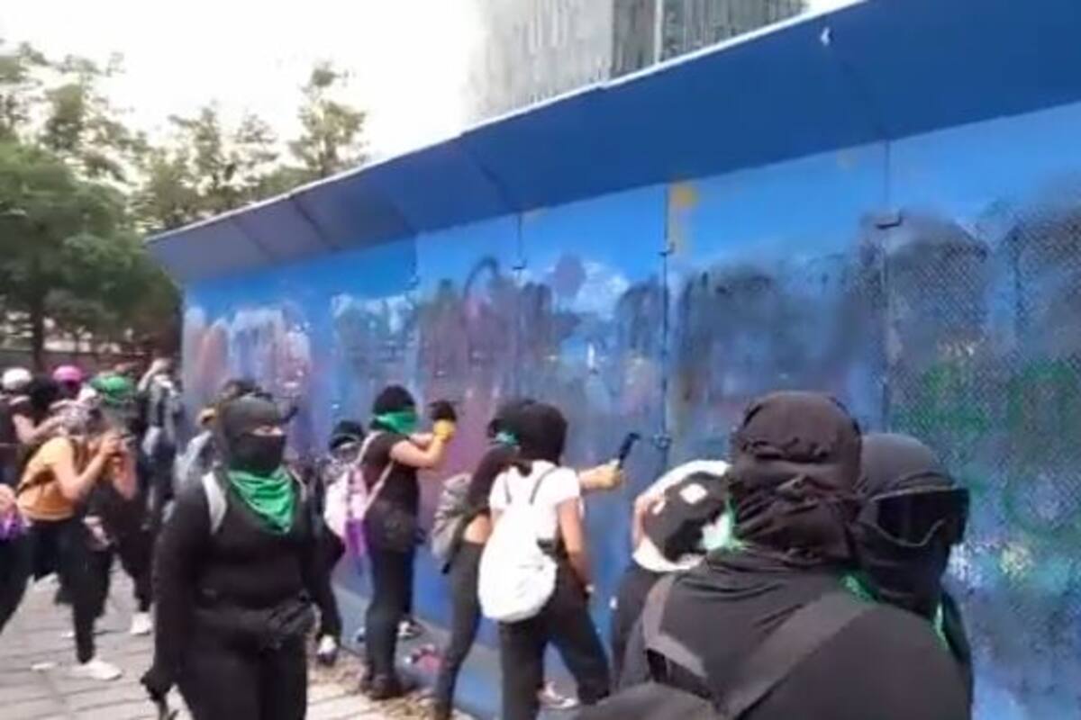 Marcha feminista: Videos de momentos cuando derriban vallas y hacen pintas en la CDMX