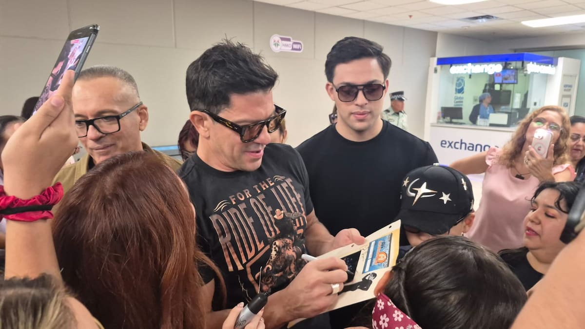 Yahir Othón Parra fue recibido por grupos de fans en el Aeropuerto Internacional de Hermosillo. | Crédito: Teodoro Borbón