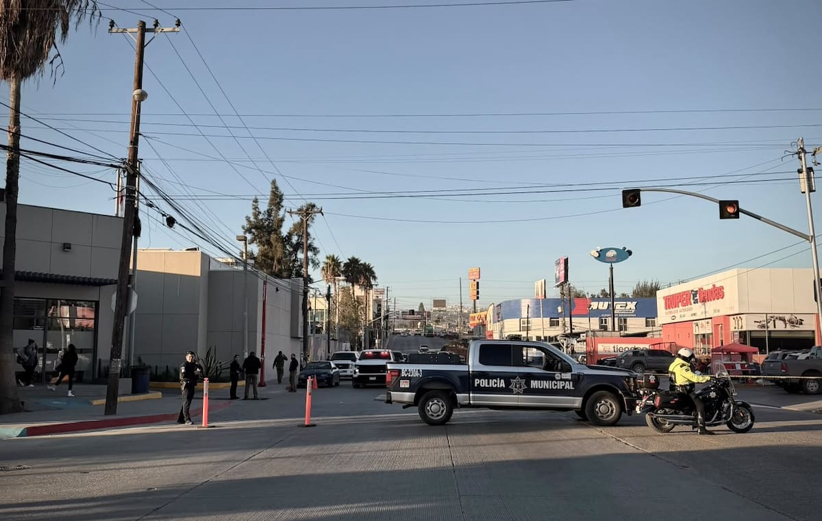 Agentes municipales y de la Fiscalía resguardaron la Cruz Roja de Tijuana tras el ingreso del policía herido. Foto: Border Zoom