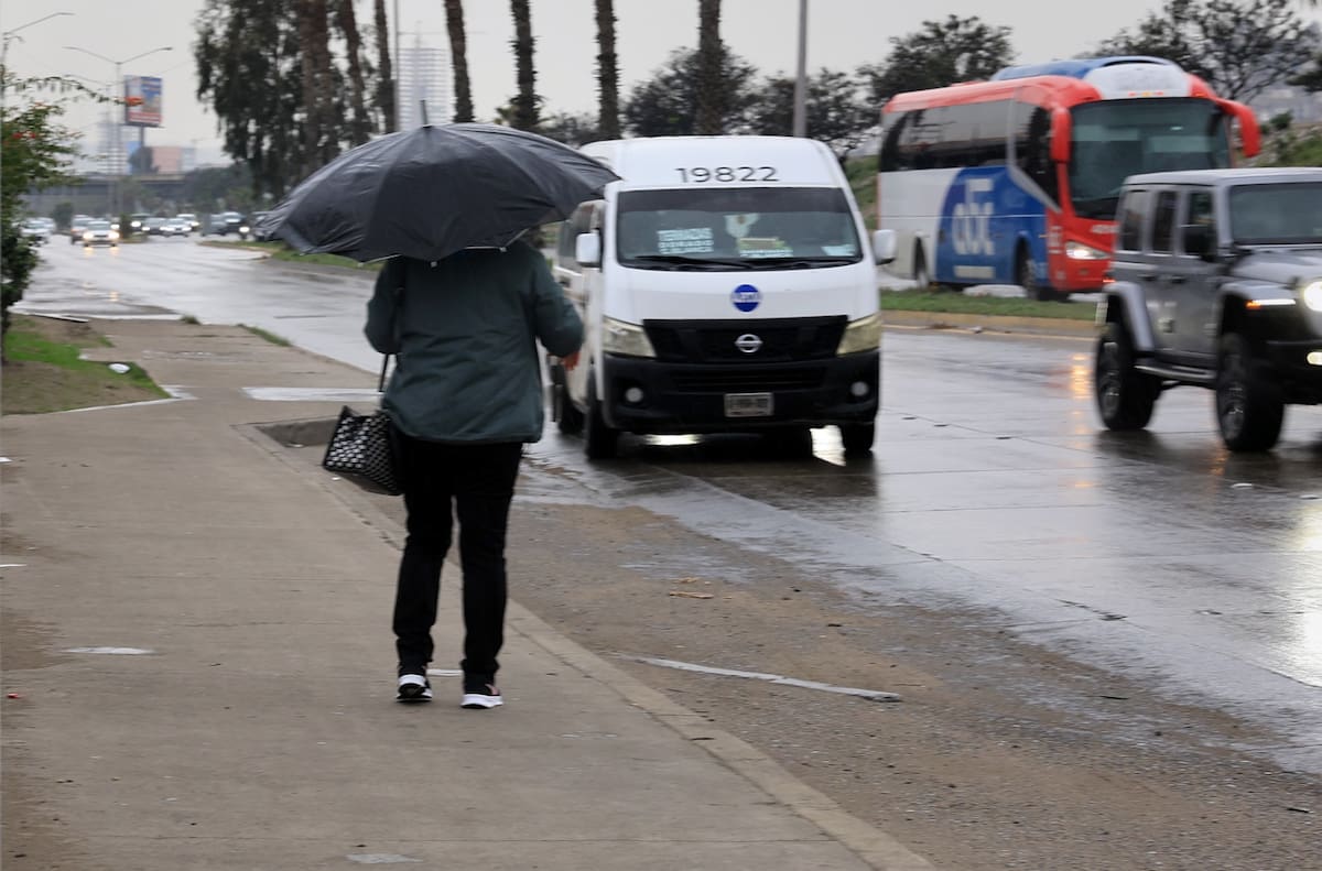 La ciudad vive su último día del año entre llovizna, actividades cotidianas y preparativos para los festejos de Año Nuevo. Foto: Sergio Ortiz