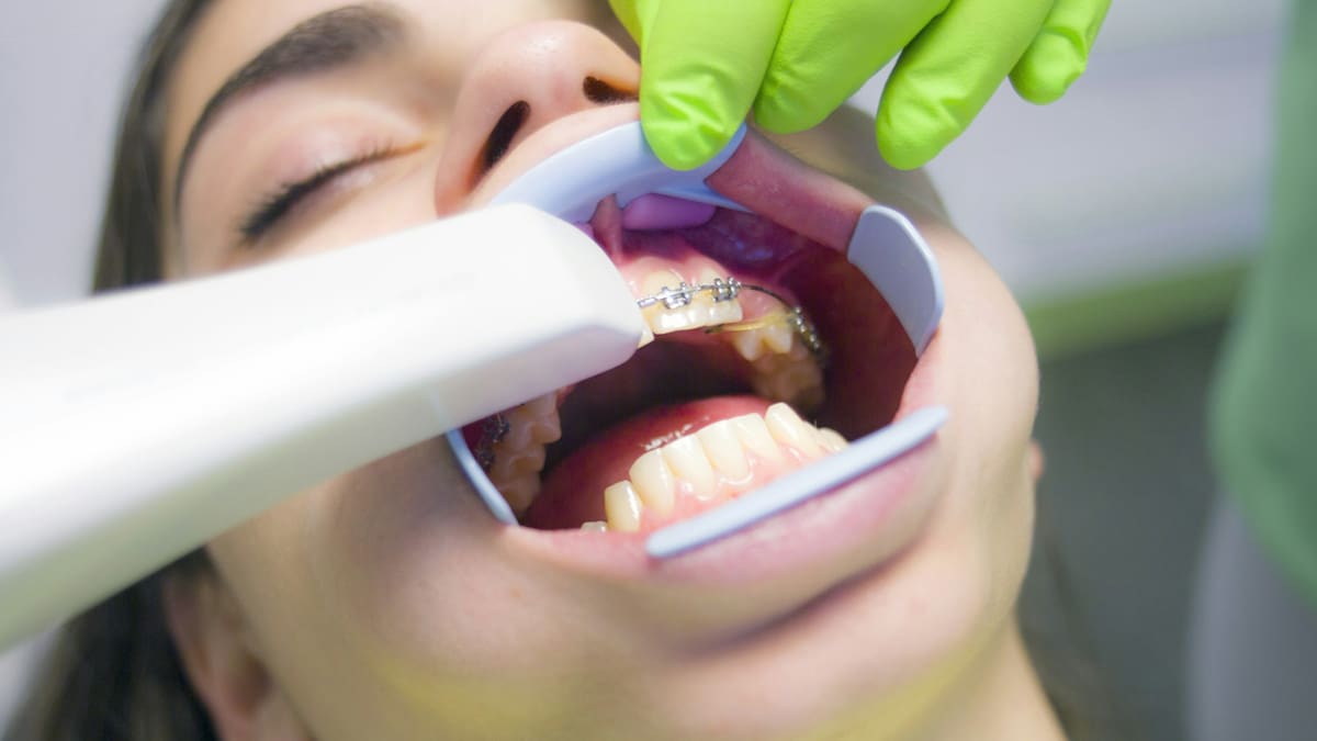 En estado de ebriedad Kelly atendía a pacientes pedíatricos en su consultorio dental en Texas; se dieron cuenta de lo que ocurría por presentar comportamientos extraños