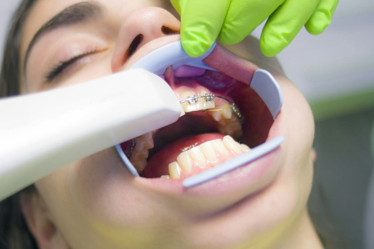 En estado de ebriedad Kelly atendía a pacientes pedíatricos en su consultorio dental en Texas; se dieron cuenta de lo que ocurría por presentar comportamientos extraños