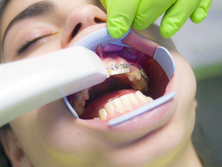 En estado de ebriedad Kelly atendía a pacientes pedíatricos en su consultorio dental en Texas; se dieron cuenta de lo que ocurría por presentar comportamientos extraños