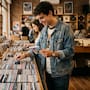 Los CDs regresan con fuerza entre los jóvenes de América con un aumento de 16% en sus ventas en Estados Unidos durante 2026, mientras México, Chile y Argentina también registran una nueva demanda por la música física impulsada por la nostalgia, el coleccionismo y precios más accesibles