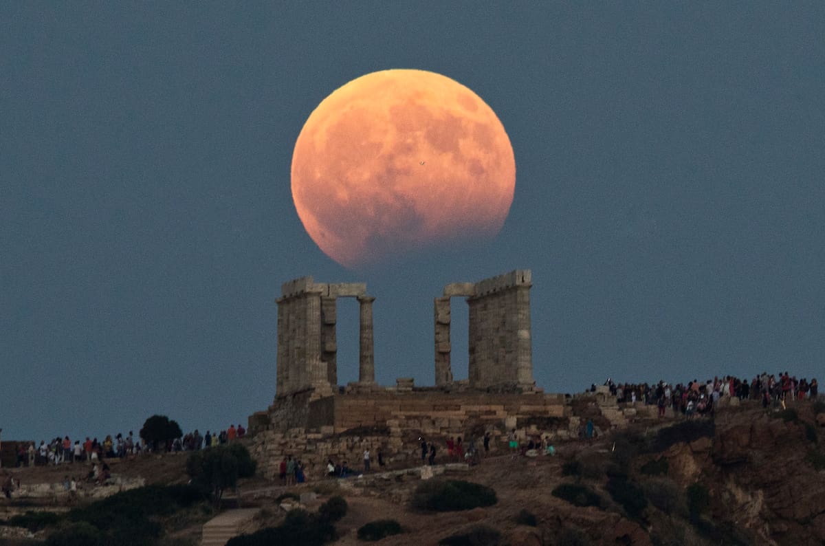 Las regiones cercanas al polo sur lunar combinan terrenos iluminados con cráteres y depresiones en sombra, condiciones que han despertado interés para futuras misiones científicas y tripuladas.