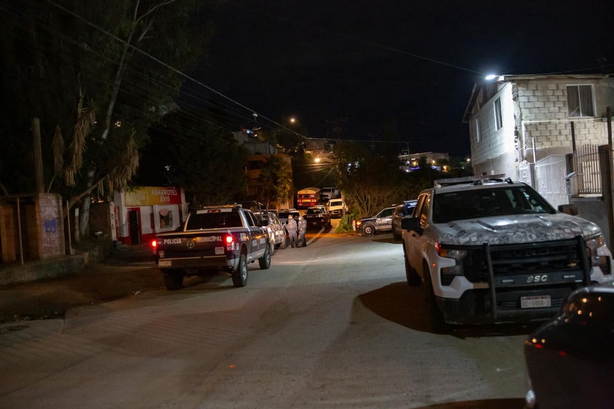 El agente estatal murió tras un forcejeo y detonaciones de arma de fuego; dos jóvenes fueron detenidos por su presunta participación. Foto: Border Zoom