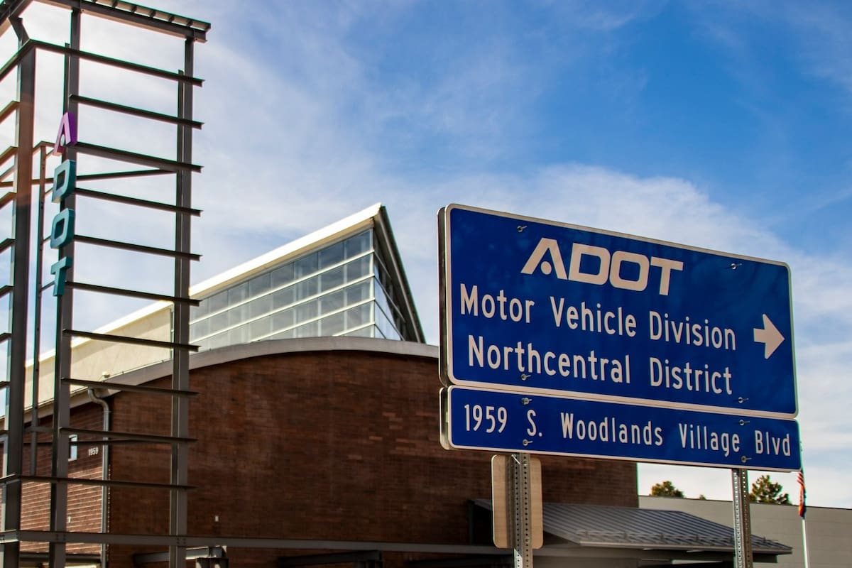 Arizona permite guardar registro y título de auto en el celular: ya no necesitas el papel para renovarlo