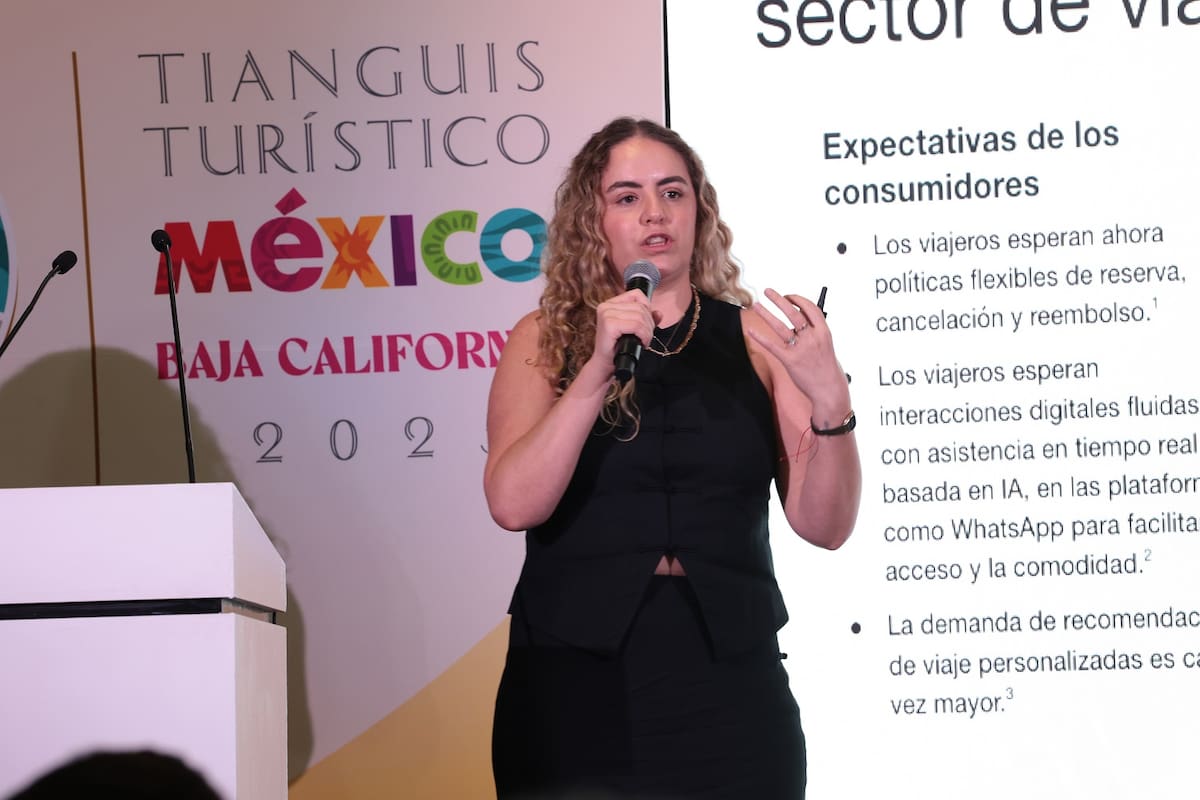 Erika Álvarez Alcocer indicó que, mediante la integración de plataformas como WhatsApp, los sitios web turísticos permiten respuestas automáticas según las necesidades del usuario.