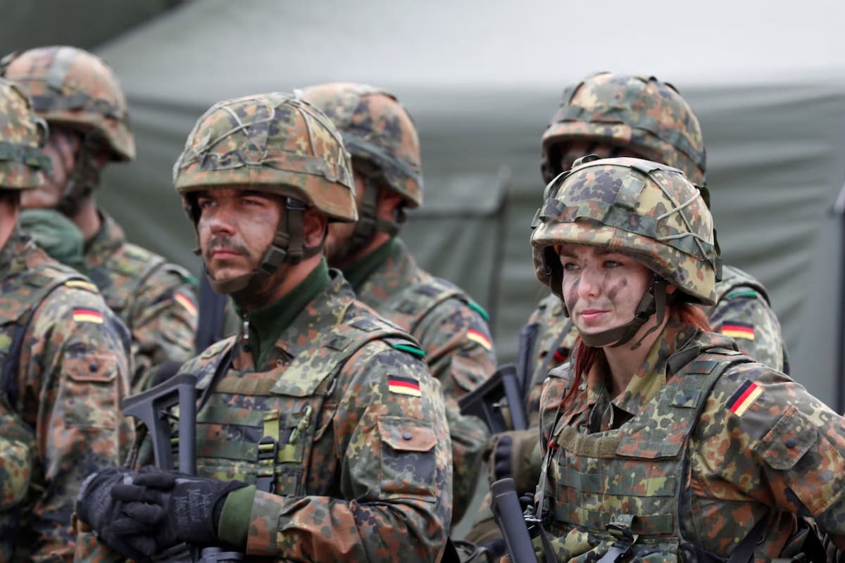 Alemania obligó a hombres de 17 a 45 años a pedir permiso militar para salir del país más de tres meses bajo nueva ley vigente desde enero, con meta de ampliar el Ejército a 260 mil efectivos y reforzar control de personal disponible