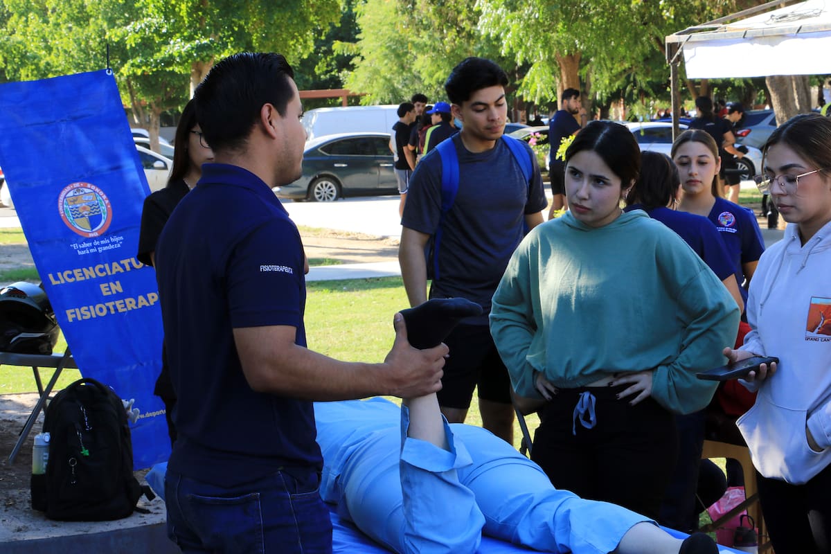 Decenas de estudiantes acudieron a los módulos instalados en la Plaza del Estudiante para recibir atención médica, asesorías nutricionales y vacunas durante la Brigada de Salud Universitaria. FOTO: ESPECIAL