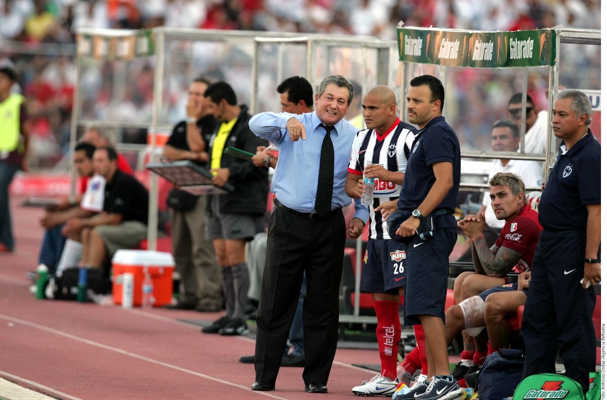 En 2009, Vucetich le da ordenes a Humberto Suazo antes de entrar a jugar en el antiguo Estadio Tecnológico de Monterrey. (Foto: Archivo GH)