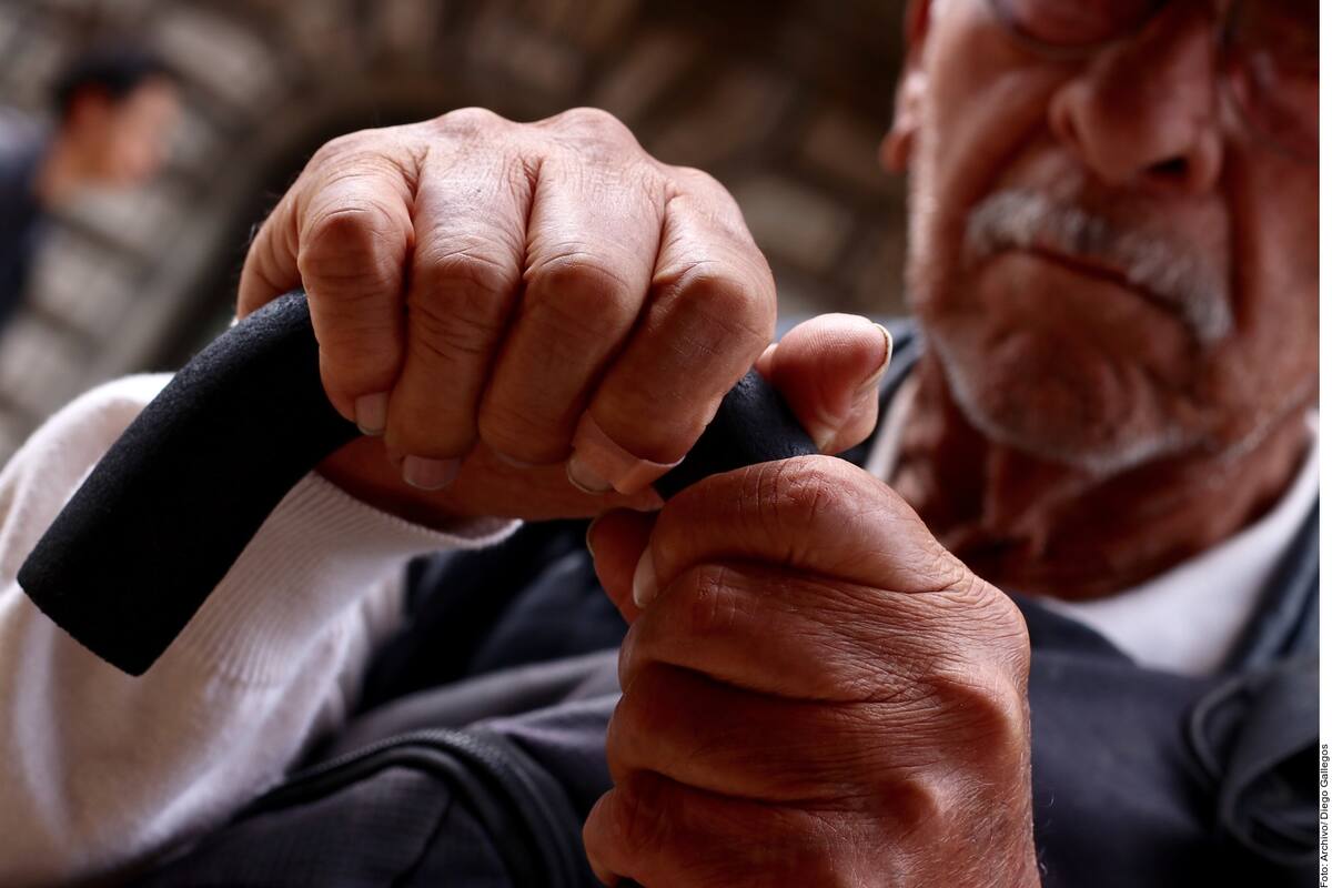 Bebés y abuelitos, los más vulnerables a males respiratorios: Médico inmunólogo