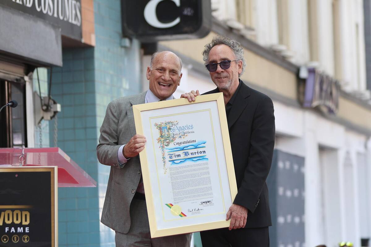 Tim Burton es reconocido con estrella en el Paseo de la Fama de Hollywood