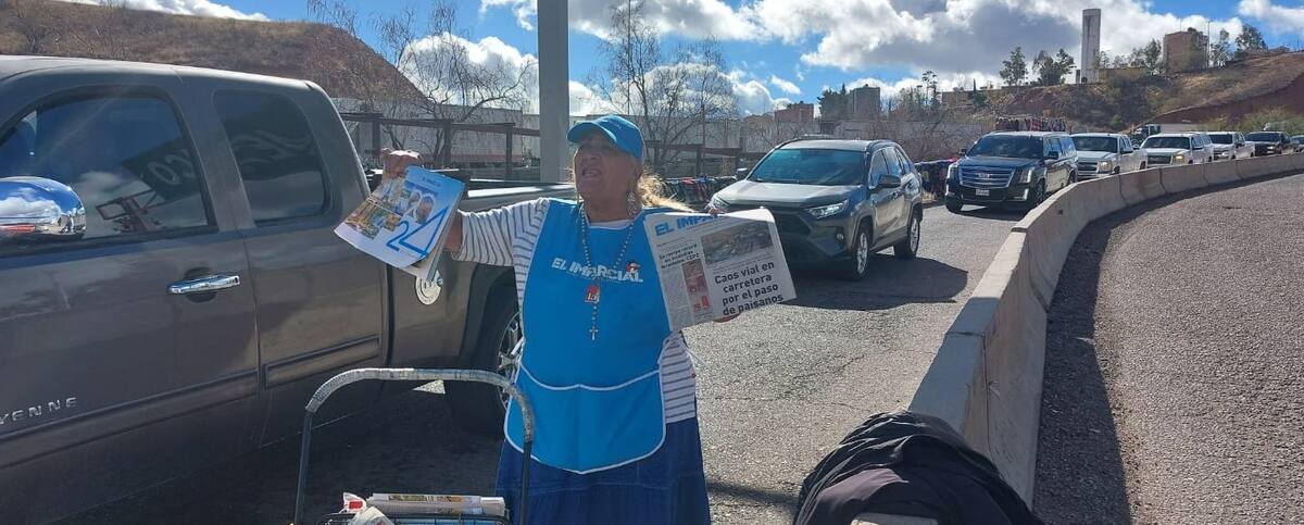 Muy temprano y desde hace 27 años, vocea El Imparcial en la garita de Mariposa, “a pulmón abierto”. FOTO: MARCO MANRÍQUEZ