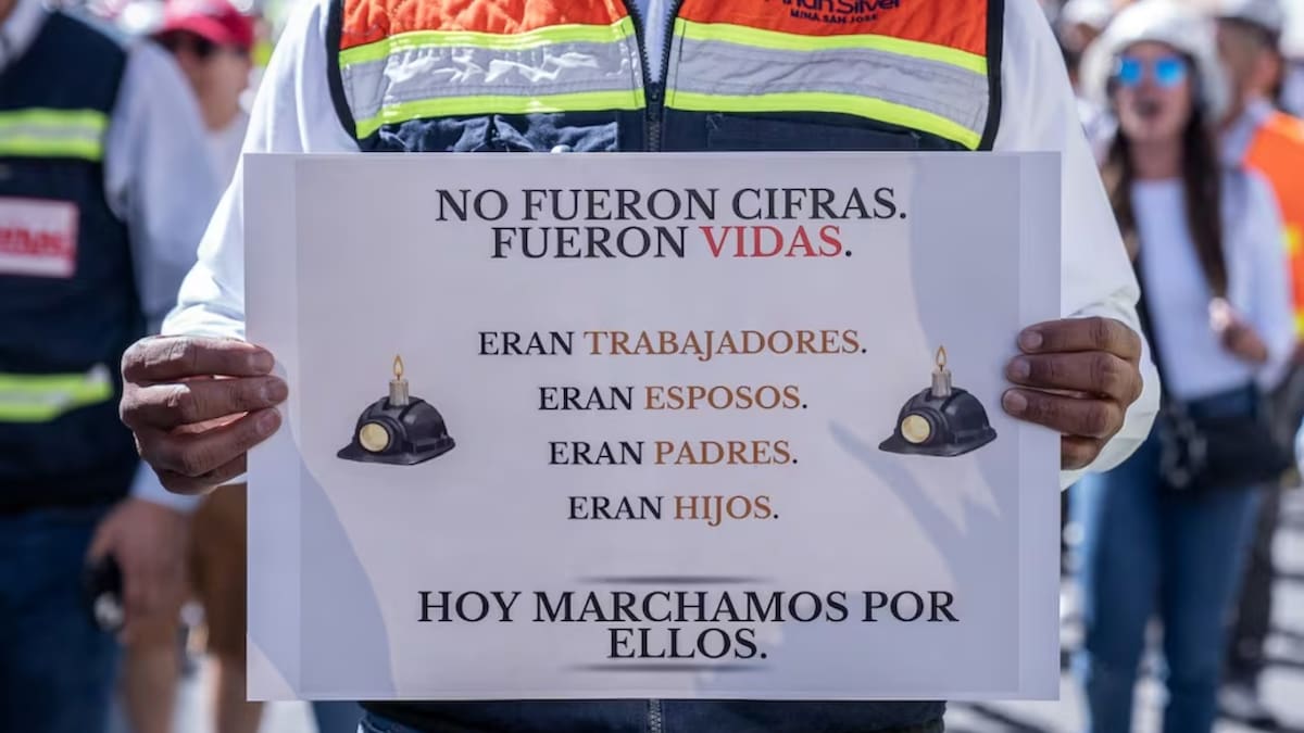 Trabajadores y familiares marchan para exigir justicia y reforzar la seguridad en zonas mineras. (El Universal)