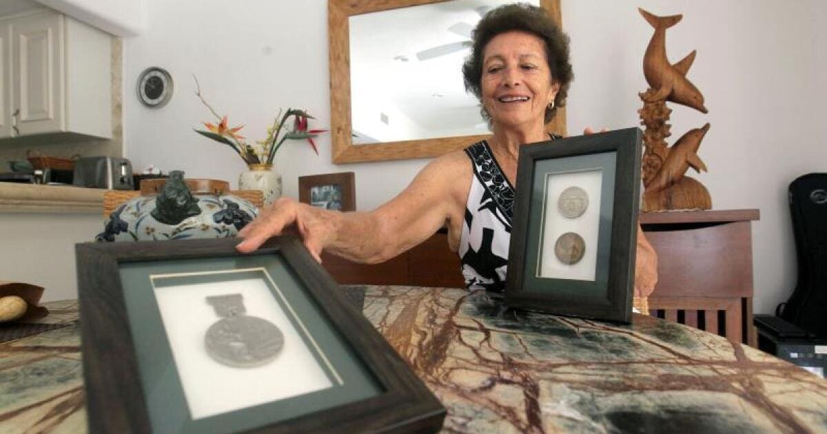 Pilar Roldán muestra en su casa las medallas que ha ganado, incluyendo la de los Juegos Olímpicos de México 1968. (Foto: EFE)