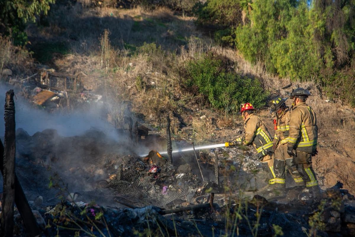 Incendio arrasa vivienda abandonada en la colonia Manuel Paredes