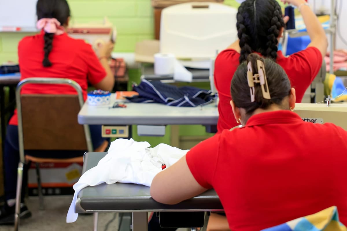 Niñas de casa hogar encuentran disciplina y nuevas metas entre telas y agujas