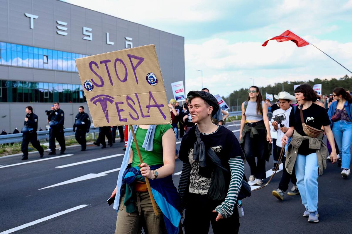 Activistas se manifiestan contra Tesla en las afueras de su fábrica en Alemania. | EFE