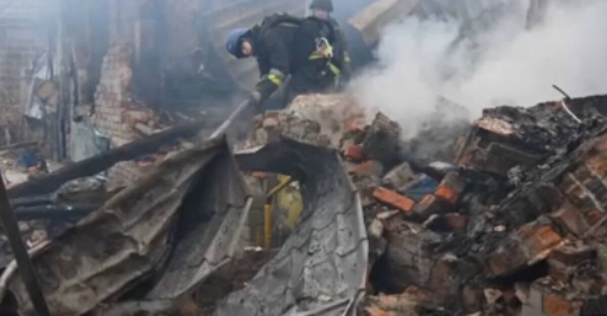 Bomberos atendiendo destrozos de ataque ruso en Navidad. / CNN. - Getty Images.