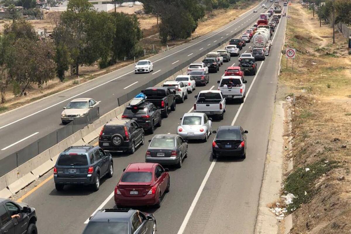 Caos vial continúa en Rosarito tras volcadura de camión