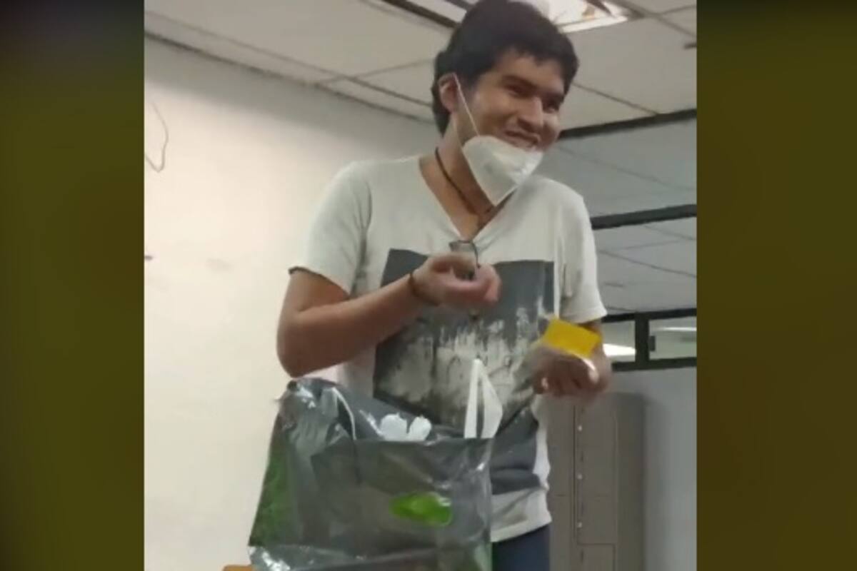 Viral: Alumnos dan dinero y comida a compañero de clase que tenía problemas económicos