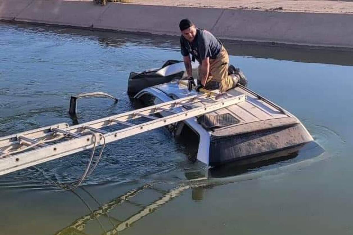 Abandonan camioneta tras caer a canal