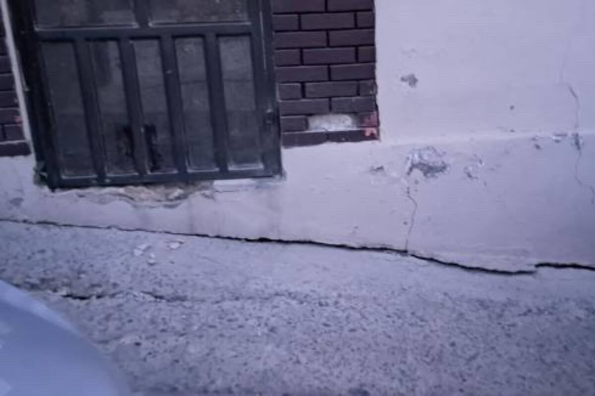 Preocupa a vecinos avance de deslizamiento en la calle Eridano