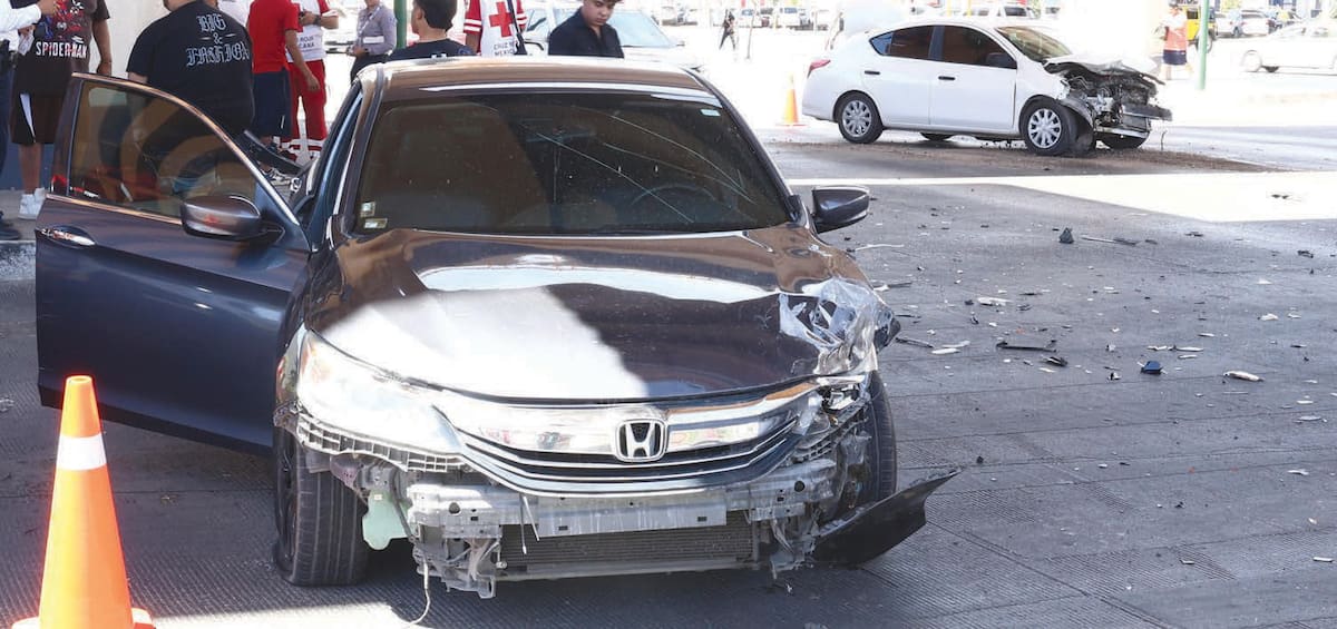 Un percance más ocurrió debajo del puente de los bulevares Luis Encinas y Solidaridad entre un Versa y un Honda; el saldo fue de una persona lesionada.