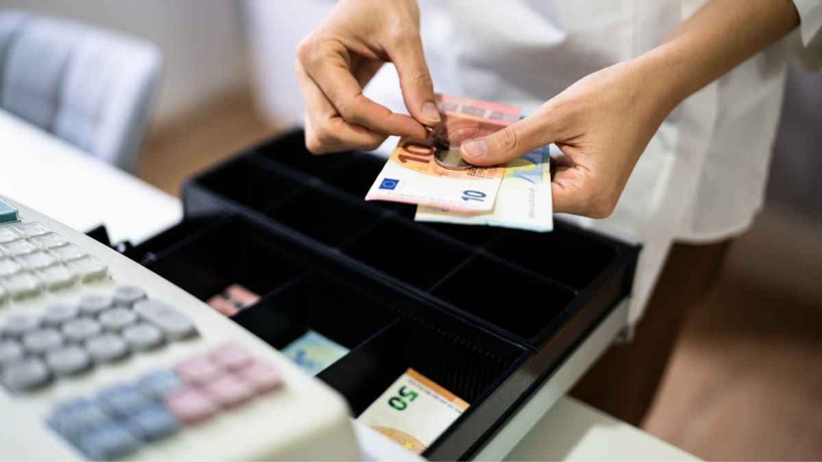 Una cajera habría robado cerca de 6.8 millones de pesos de un supermercado durante dos años al quedarse con pagos en efectivo en 1,160 ocasiones hasta que la empresa detectó el patrón y la despidió