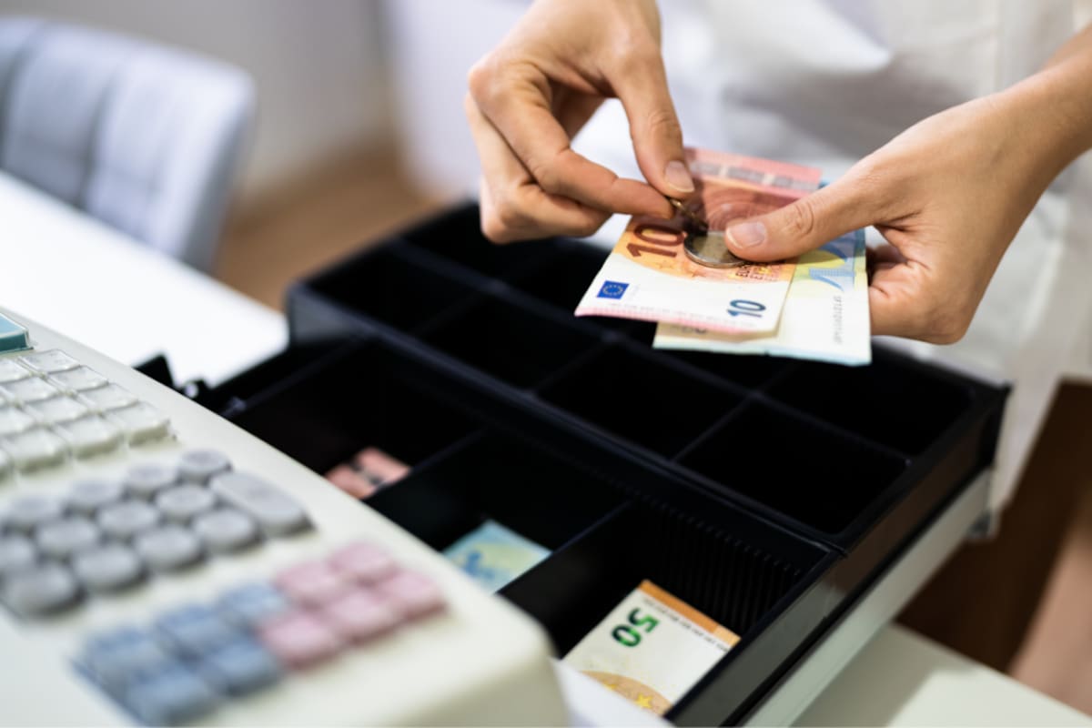Una cajera habría robado cerca de 6.8 millones de pesos de un supermercado durante dos años al quedarse con pagos en efectivo en 1,160 ocasiones hasta que la empresa detectó el patrón y la despidió