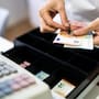 Una cajera habría robado cerca de 6.8 millones de pesos de un supermercado durante dos años al quedarse con pagos en efectivo en 1,160 ocasiones hasta que la empresa detectó el patrón y la despidió