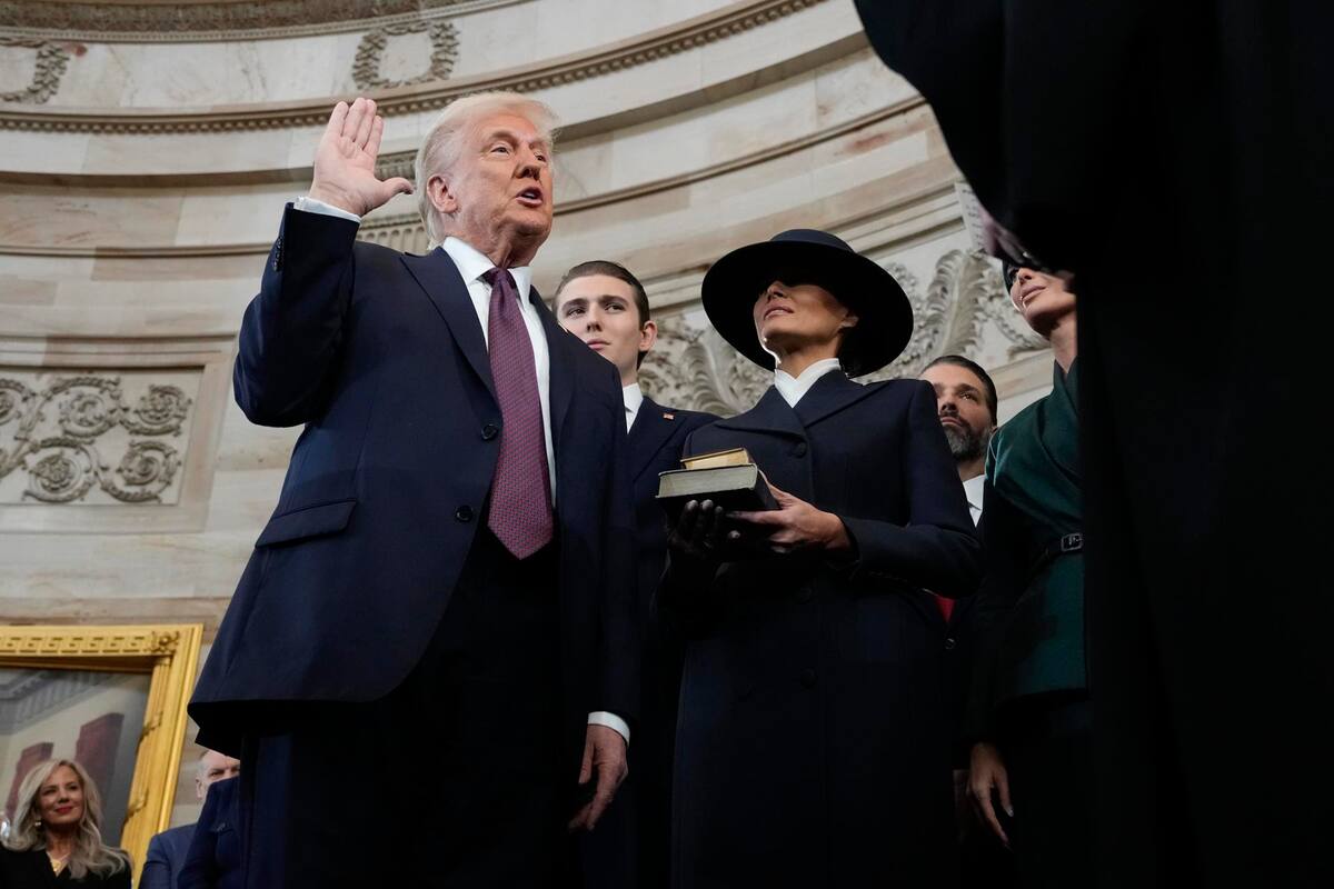 Washington (United States), 20/01/2025.- Donald Trump is sworn in as the 47th president of the United States by Chief Justice John Roberts as Melania Trump holds the Bible during the 60th Presidential Inauguration in the Rotunda of the U.S. Capitol in Washington, Monday, Jan. 20, 2025. (Estados Unidos) EFE/EPA/Morry Gash / POOL