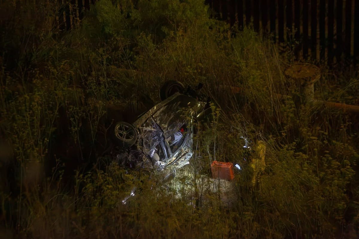 Un conductor de aproximadamente 35 años murió tras perder el control de su BMW, volcar y caer a un barranco en Playas de Tijuana. Foto: Border Zoom.