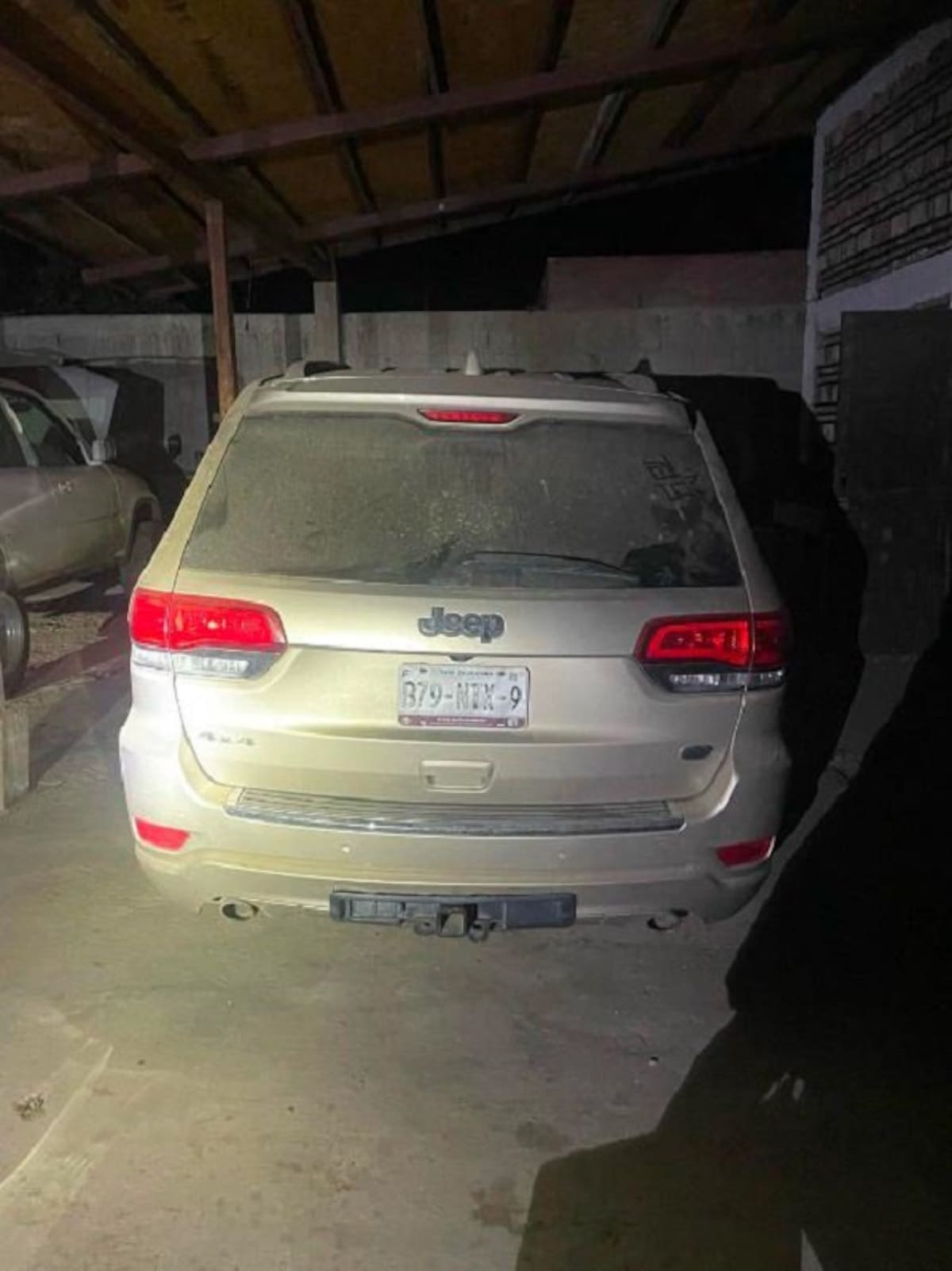 Durante el cateo se localizó el vehículo de motor marca Jeep, línea Grand Cherokee arena, modelo 2015, con placas de circulación de Baja California, reportado como robado en Tijuana el 19 de noviembre de 2024.