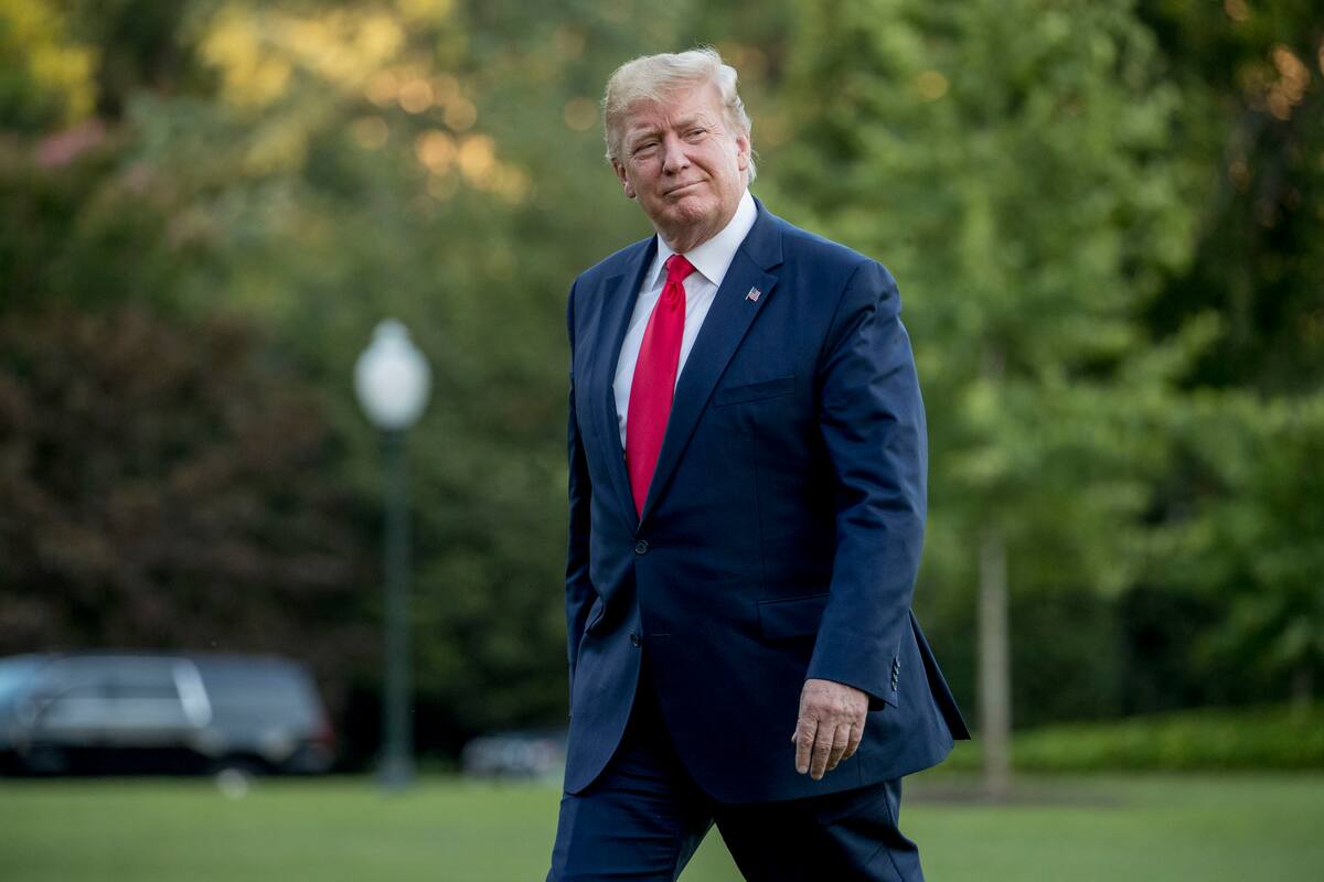 ARCHIVO - En esta foto del 30 de junio del 2019, el presidente estadounidense Donald Trump camina por los jardines de la Casa Blanca en Washington. (AP Foto/Andrew Harnik)